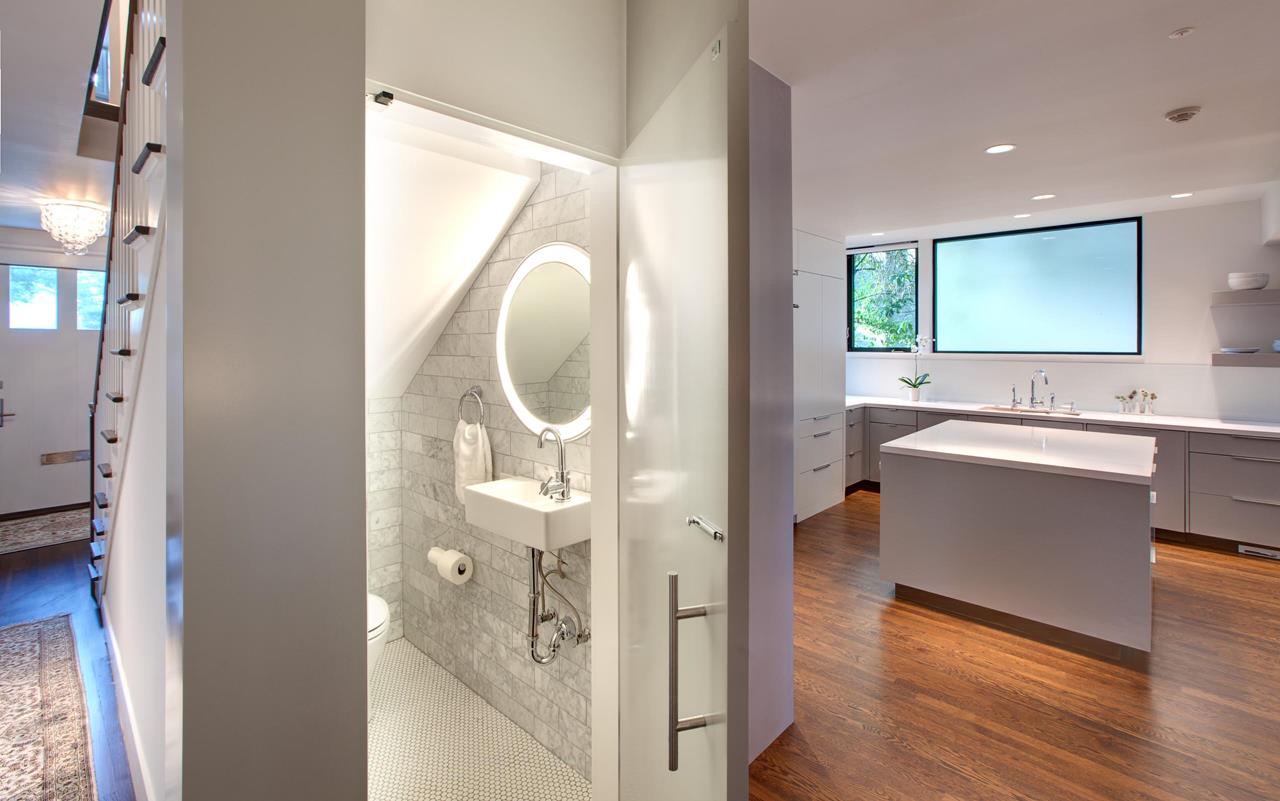 desain kamar mandi bawah tangga minimalis