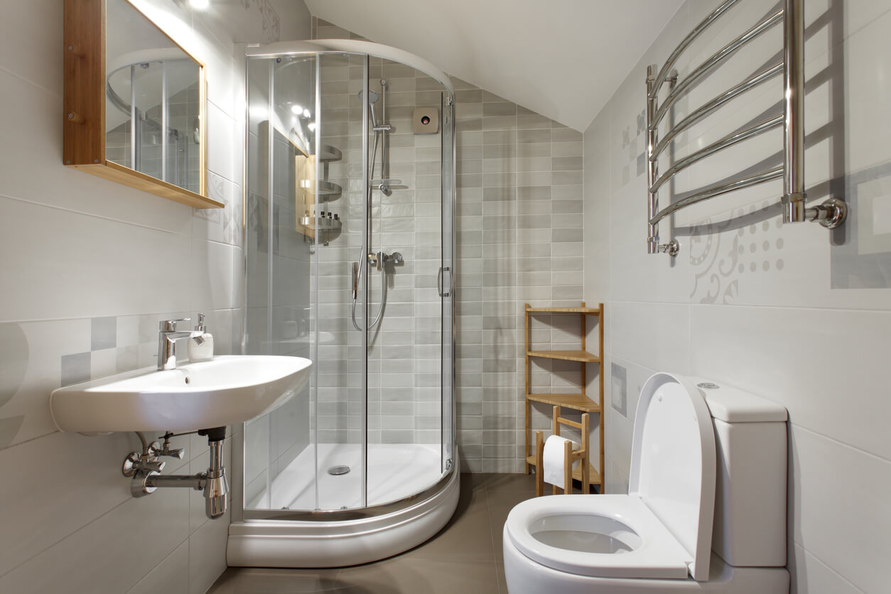 desain kamar mandi bawah tangga sederhana