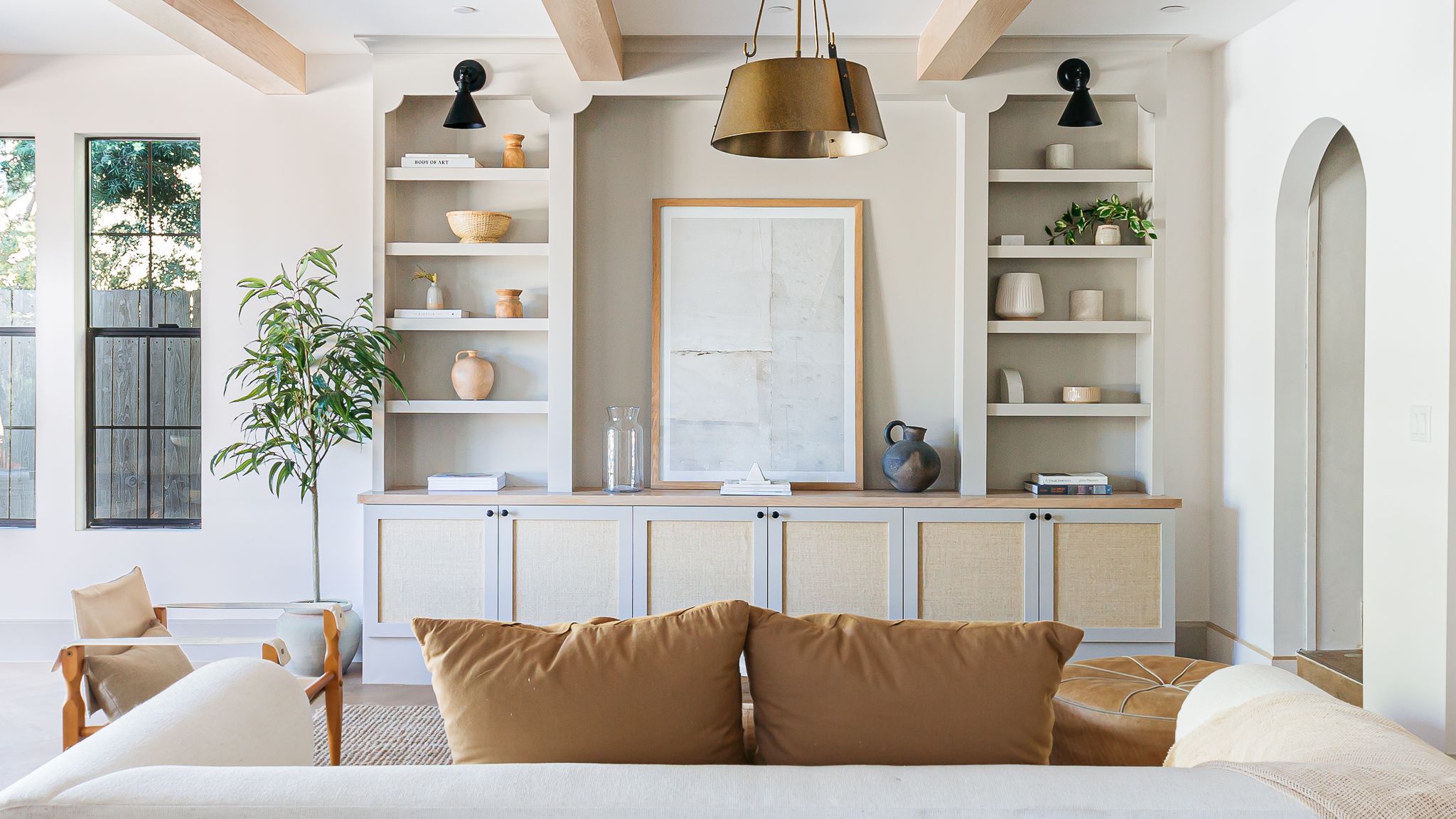 Rak Hiasan Ruang Tamu Klasik