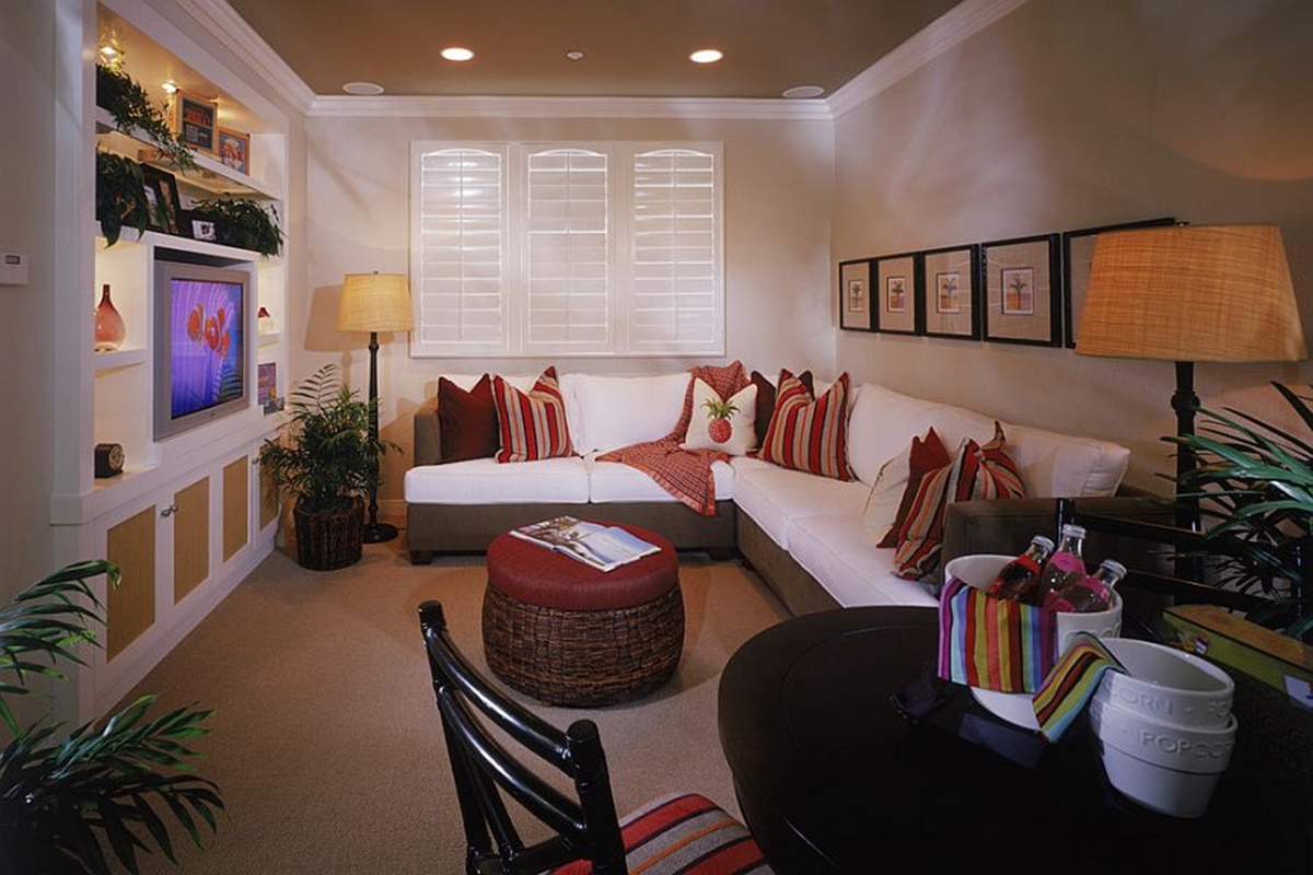 Ruang TV Minimalis 3x3 dengan Tanaman Indoor