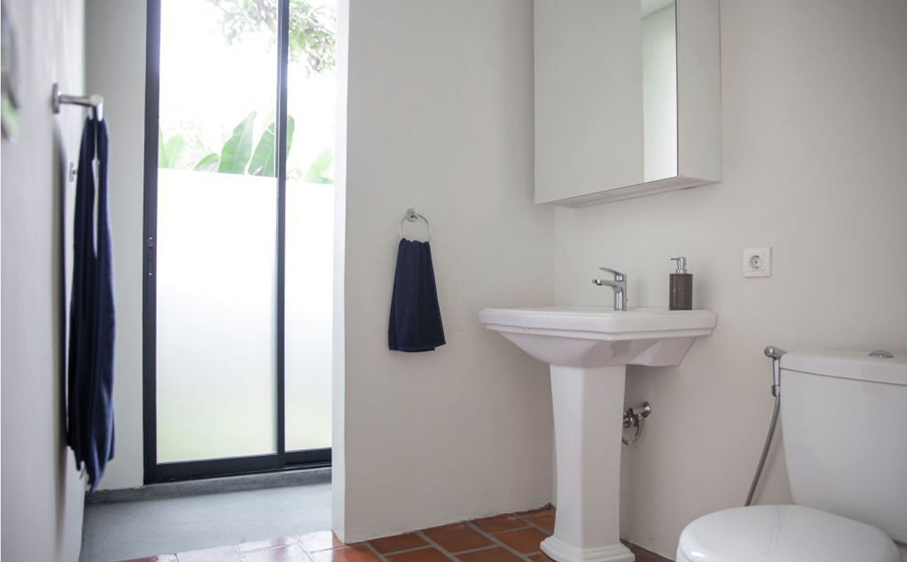 Kamar Mandi Tamu (Cover)