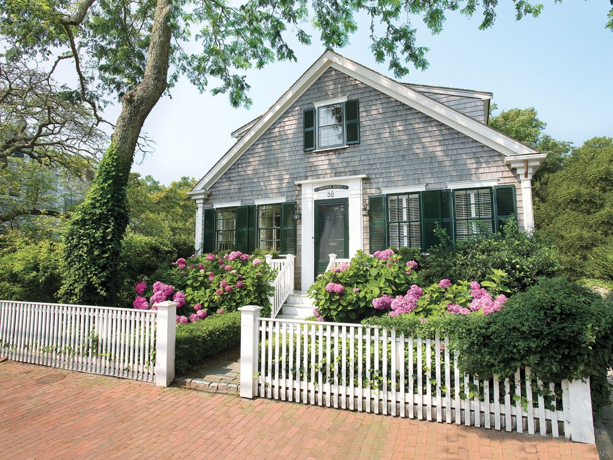 Pagar dengan material kayu