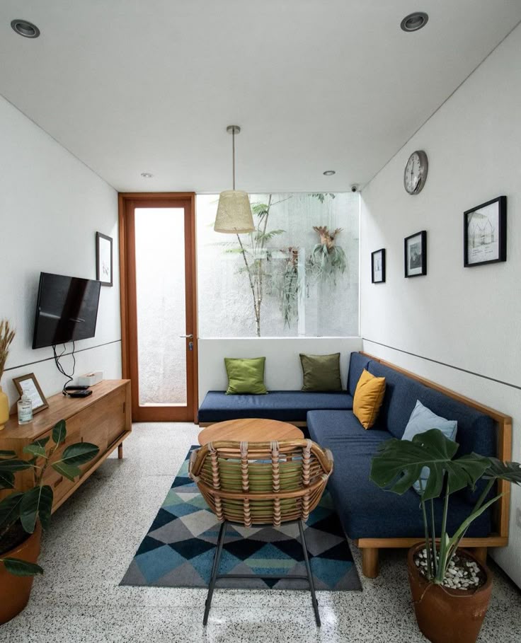 Interior Rumah Minimalis Kombinasi Putih, Navy, dan Coklat