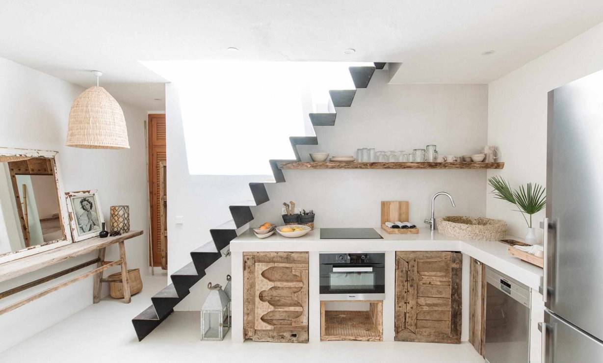 Dapur Minimalis di Bawah Tangga Bergaya Chic