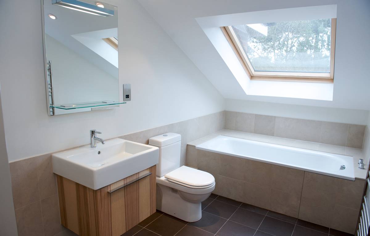 Interior Kamar Mandi Minimalis dengan Skylight