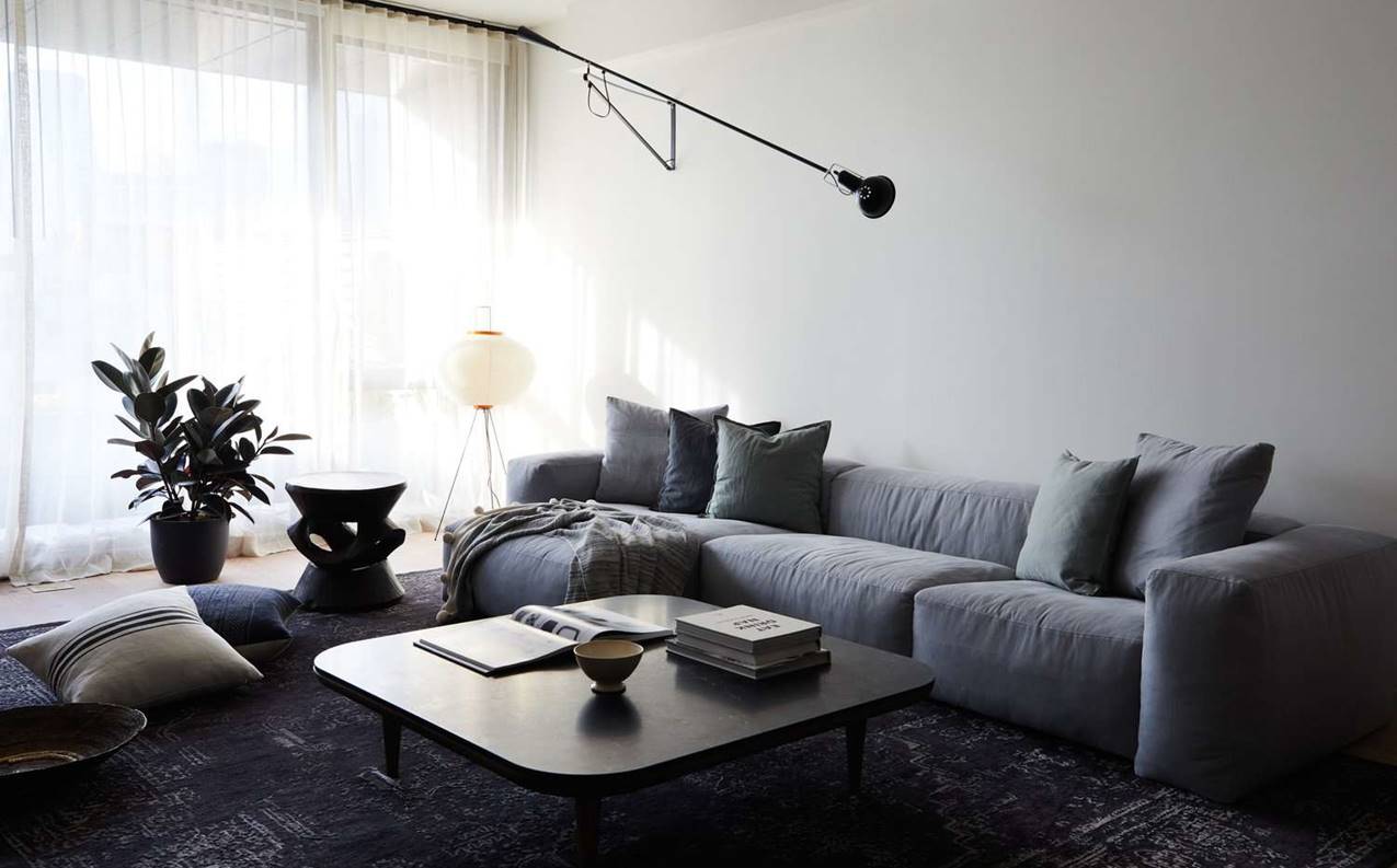 Interior Ruang Keluarga Minimalis dengan Warna Monokrom