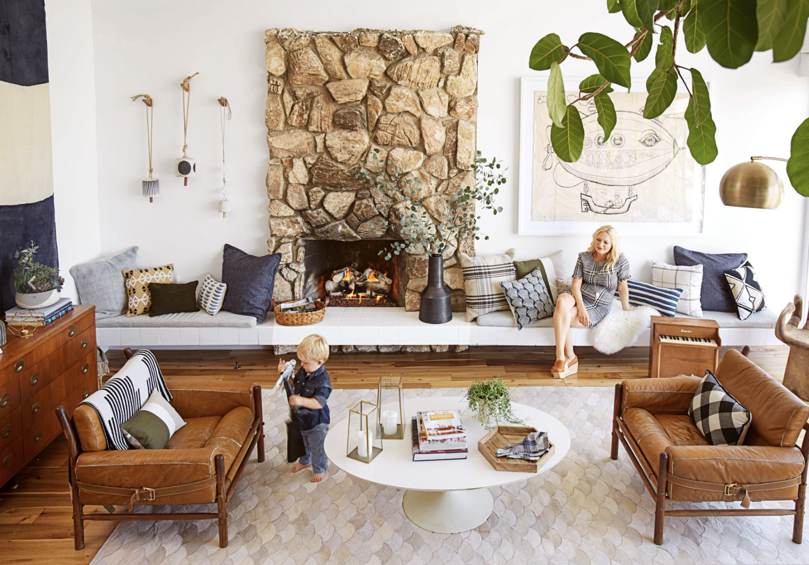 Dekor Ruang Tengah Minimalis dengan Dinding Batu