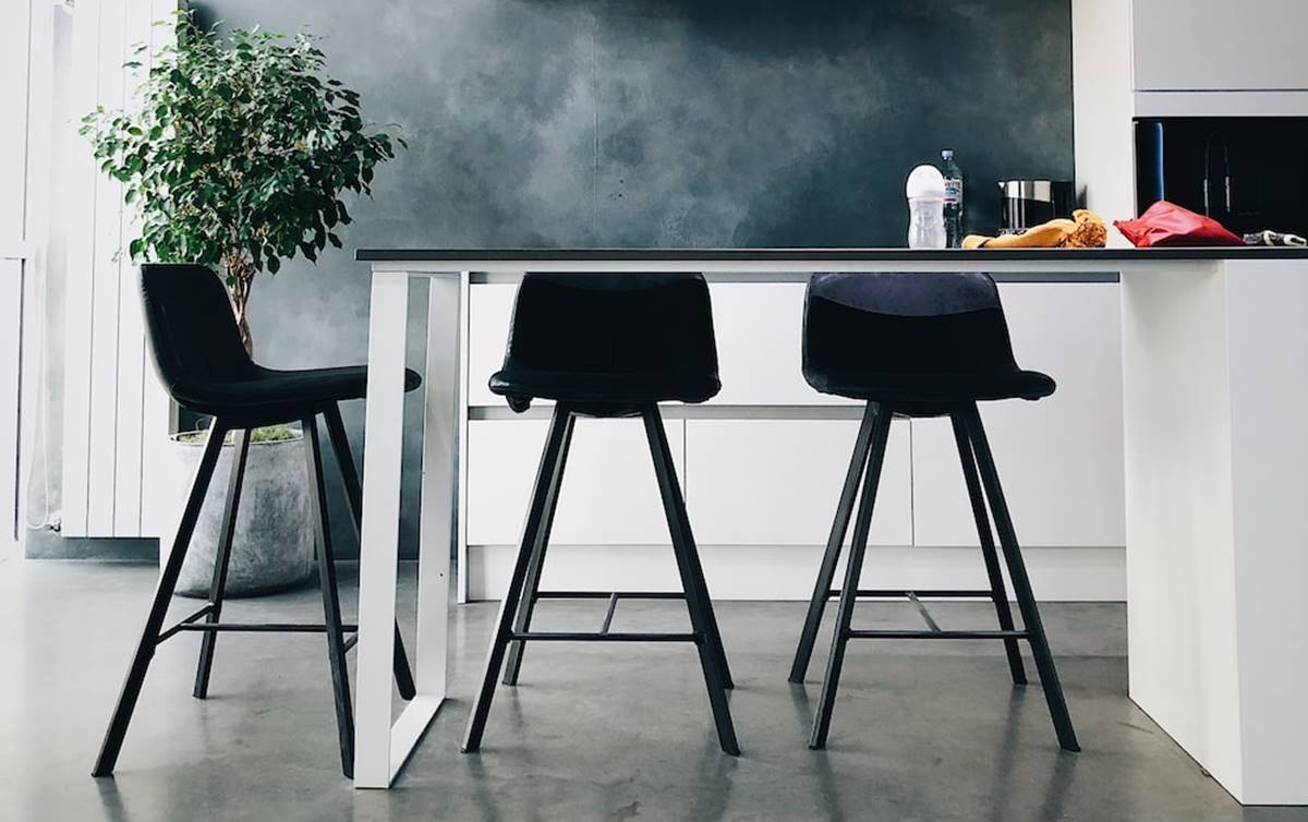 Kursi Mini Bar Berbahan Metal