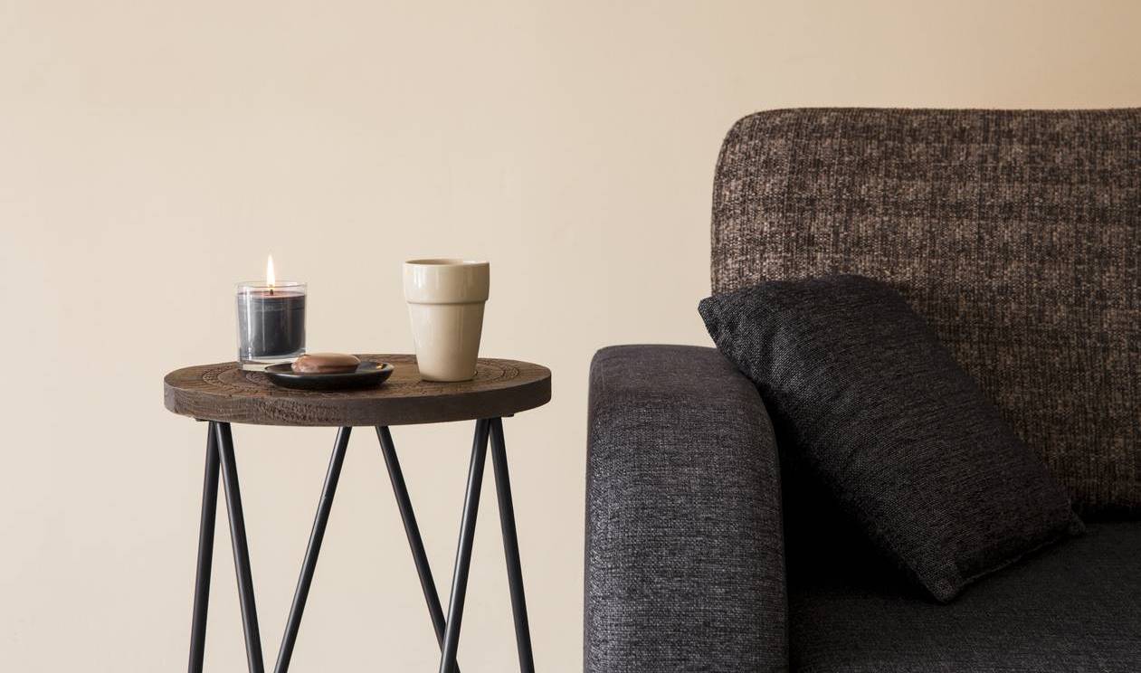 Meja Kecil dengan Gaya Industrial