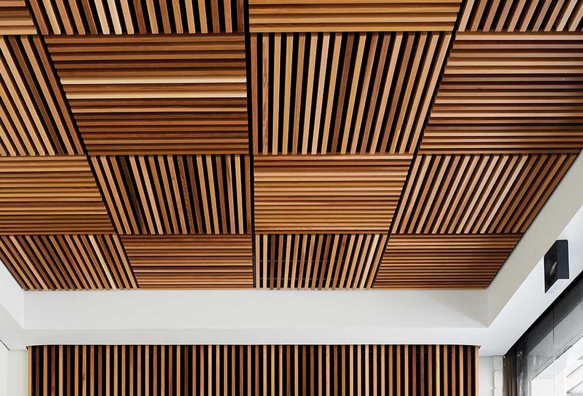 memanfaatkan panel kayu untuk menciptakan pola bergalur