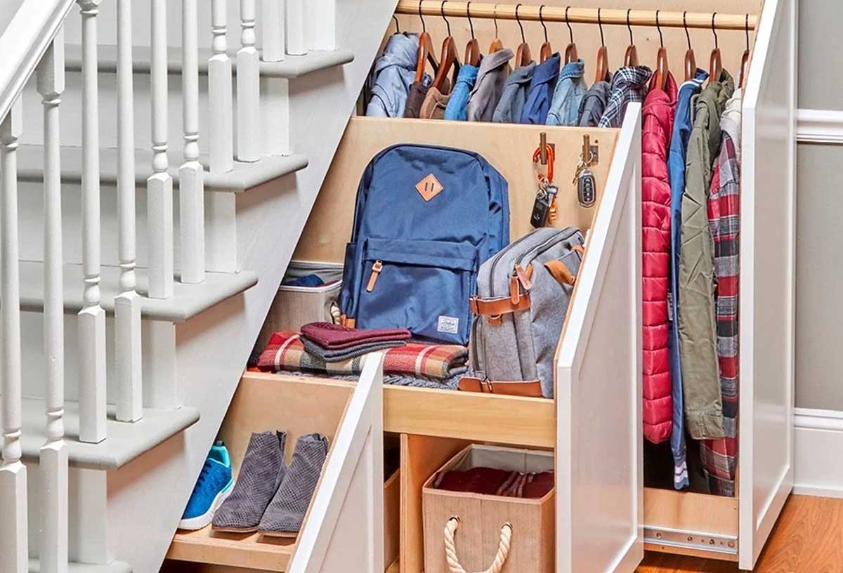 lemari bawah tangga dengan laci geser