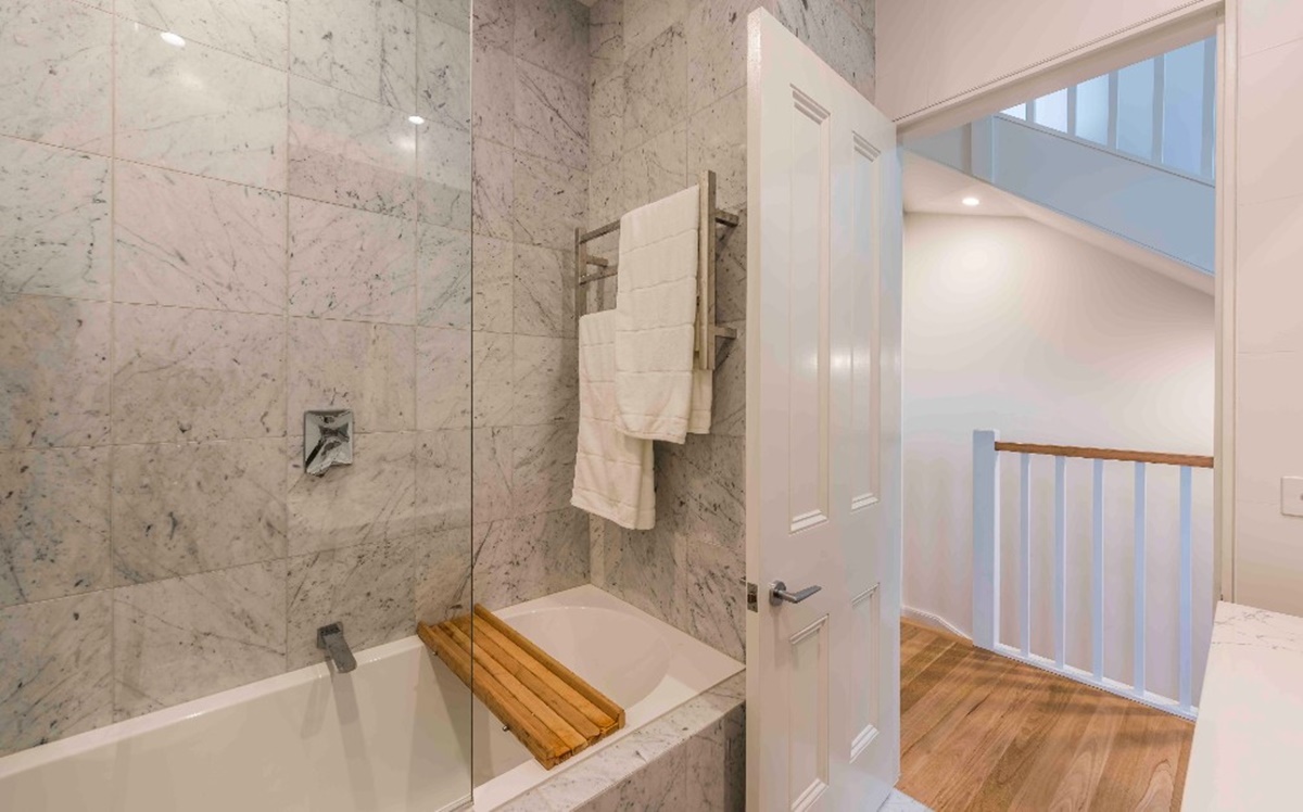 Kamar Mandi Batu Alam Gaya Minimalis