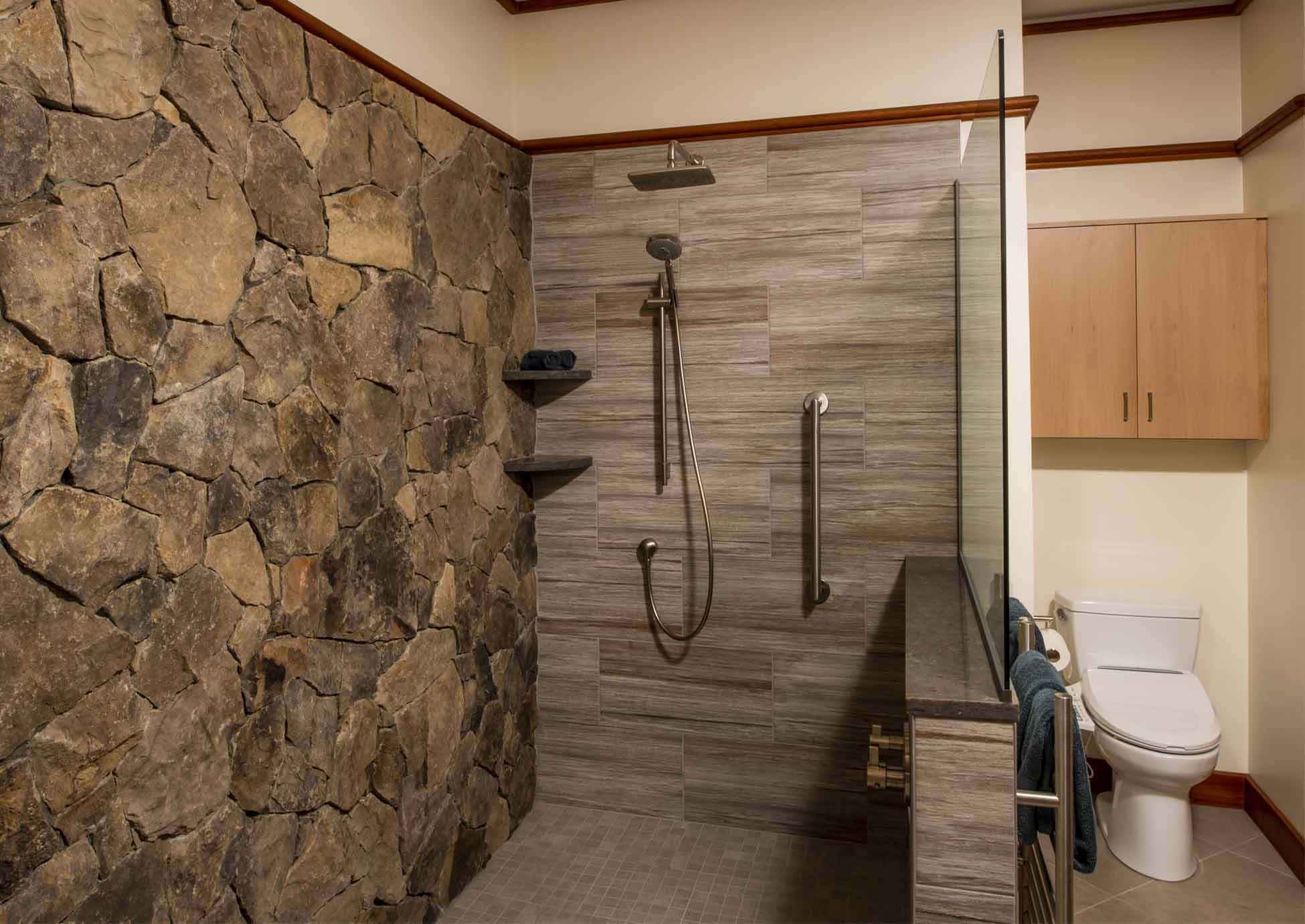 Kamar Mandi Mungil dengan Batu Alam