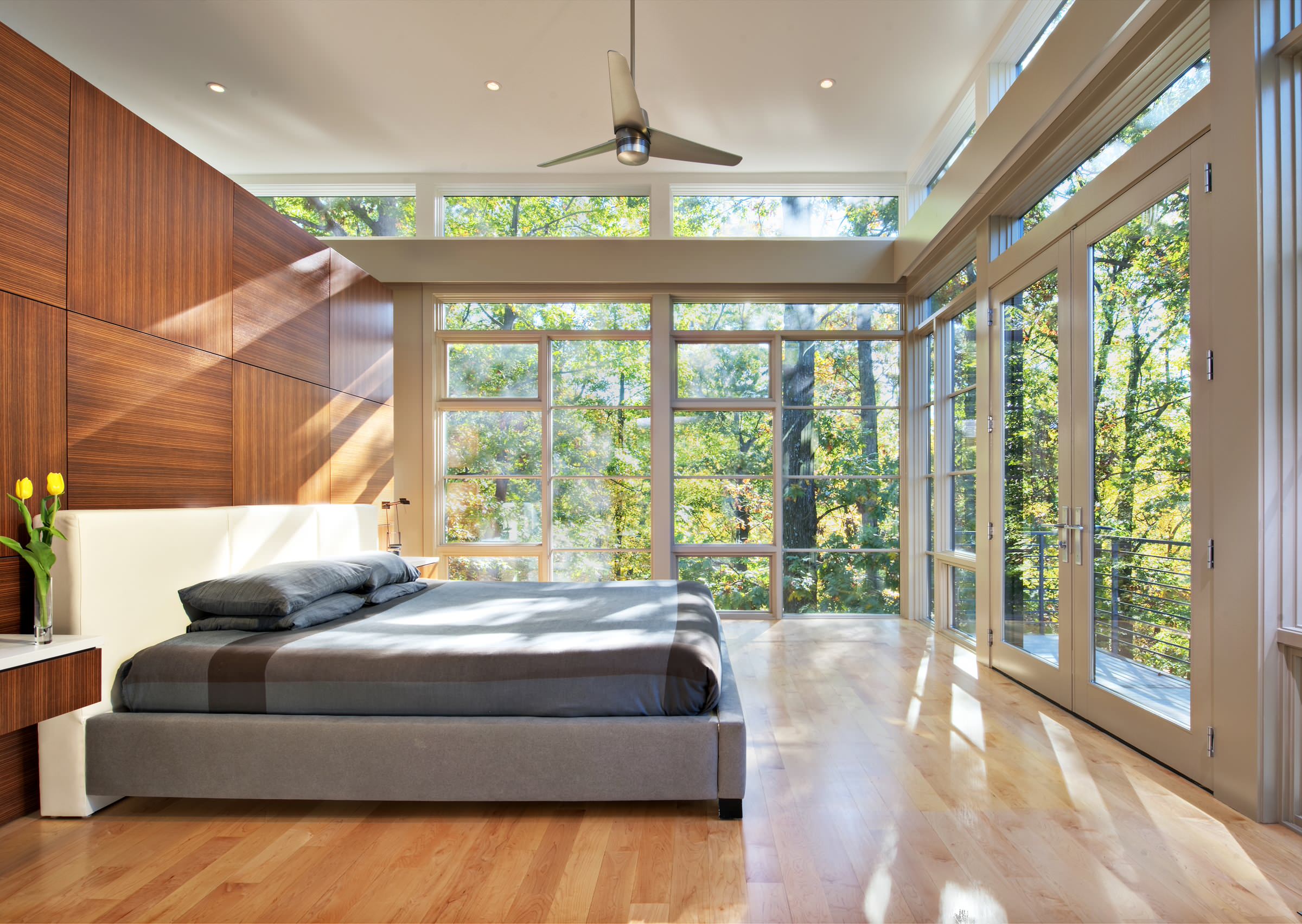 Desain Kamar Tidur dengan Bingkai Jendela Unik