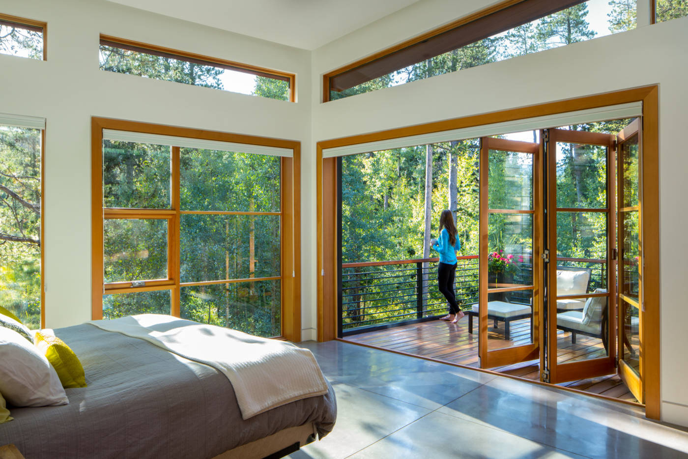 Desain Kamar Tidur Dinding Kaca Kesan Natural