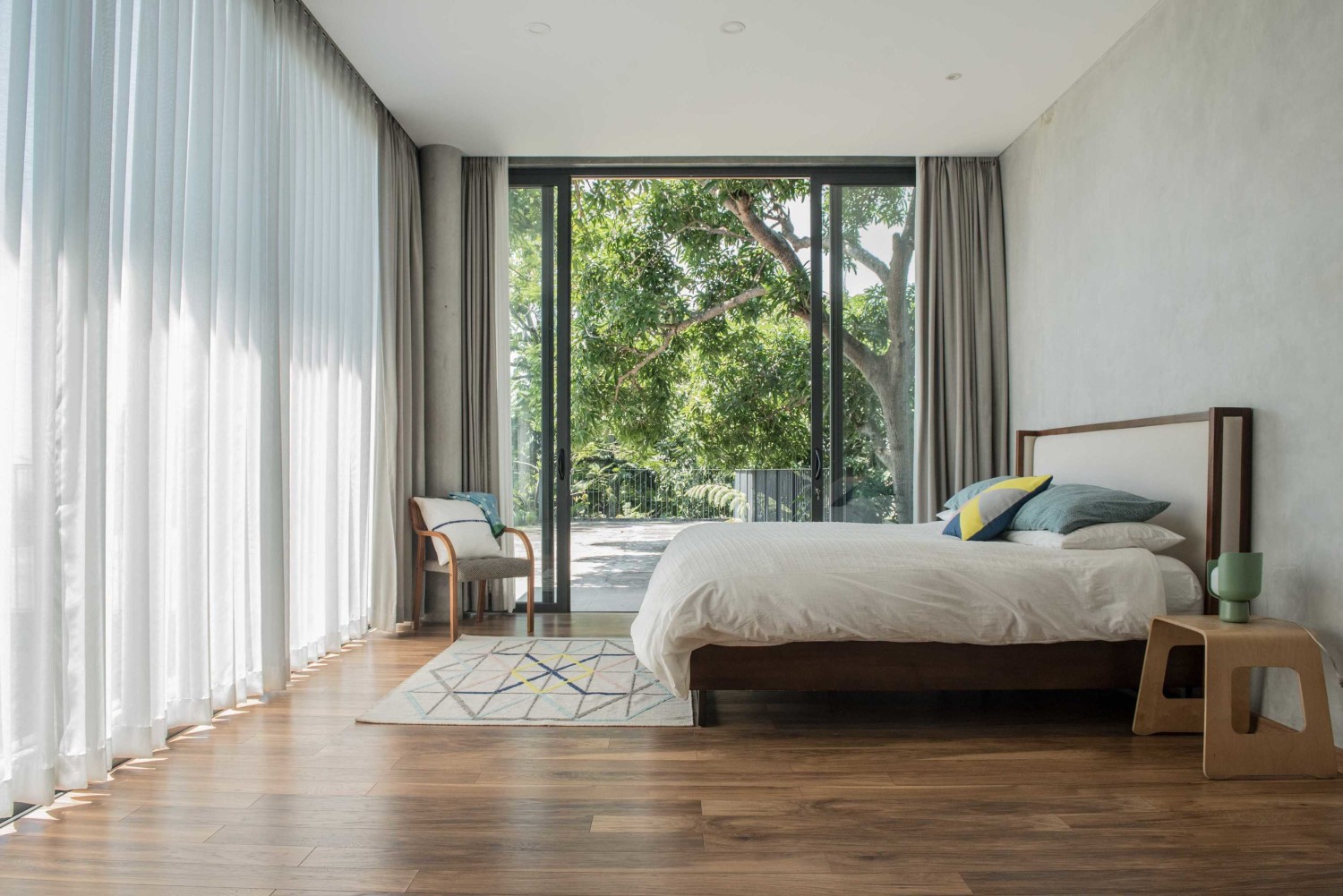 Desain Kamar Tidur Dinding Kaca Minimalis