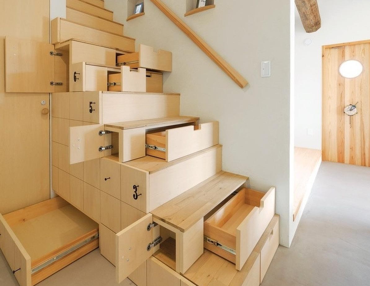 Lemari Penyimpanan pada Tangga