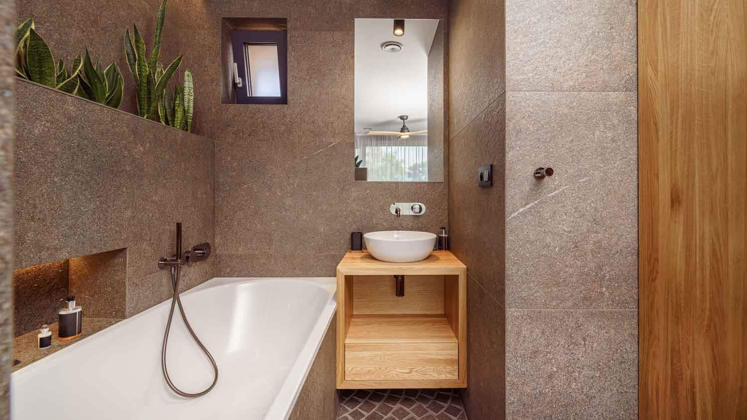 Desain Kamar Mandi Bathtub Dominan Keramik