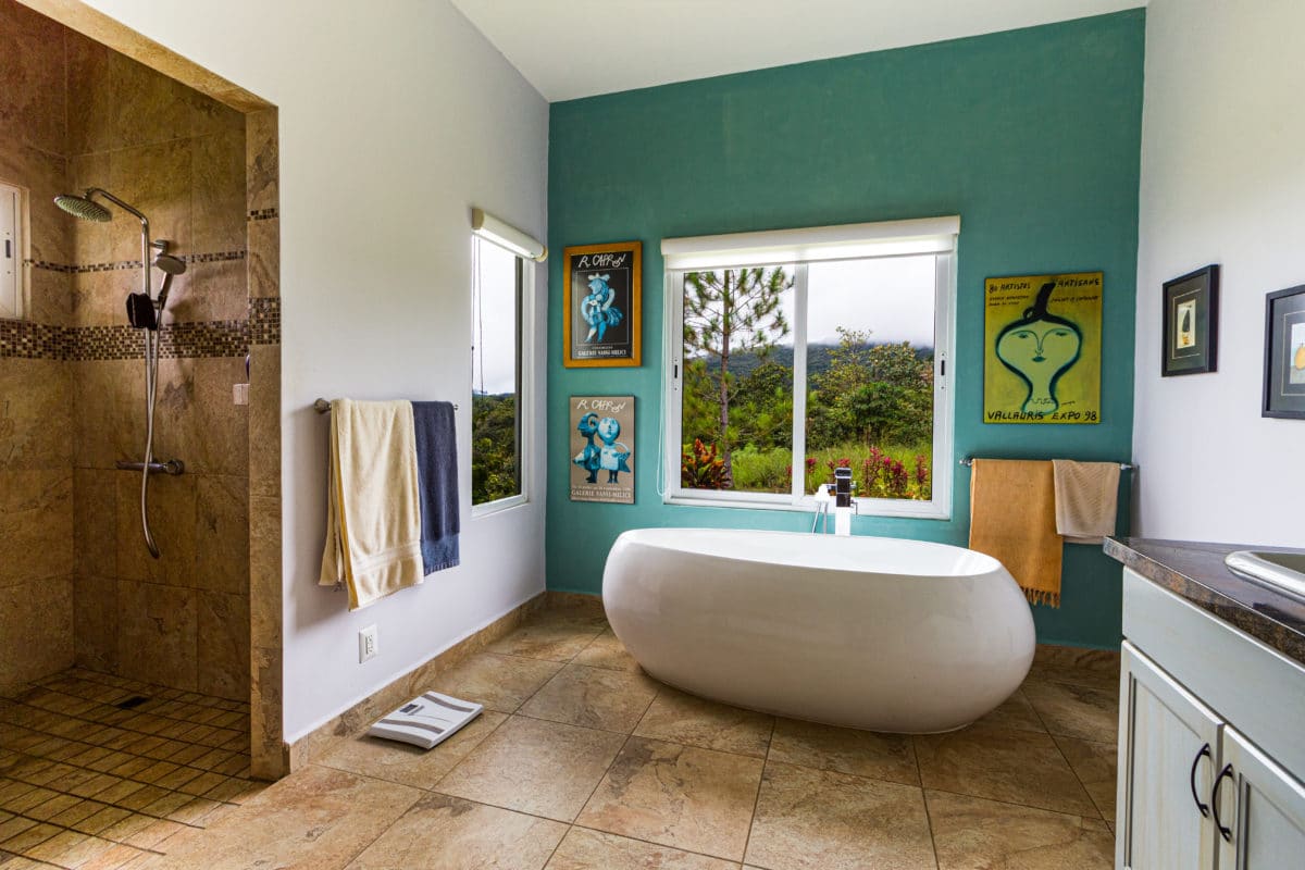 Desain Kamar Mandi Bathtub Kesan Artsy