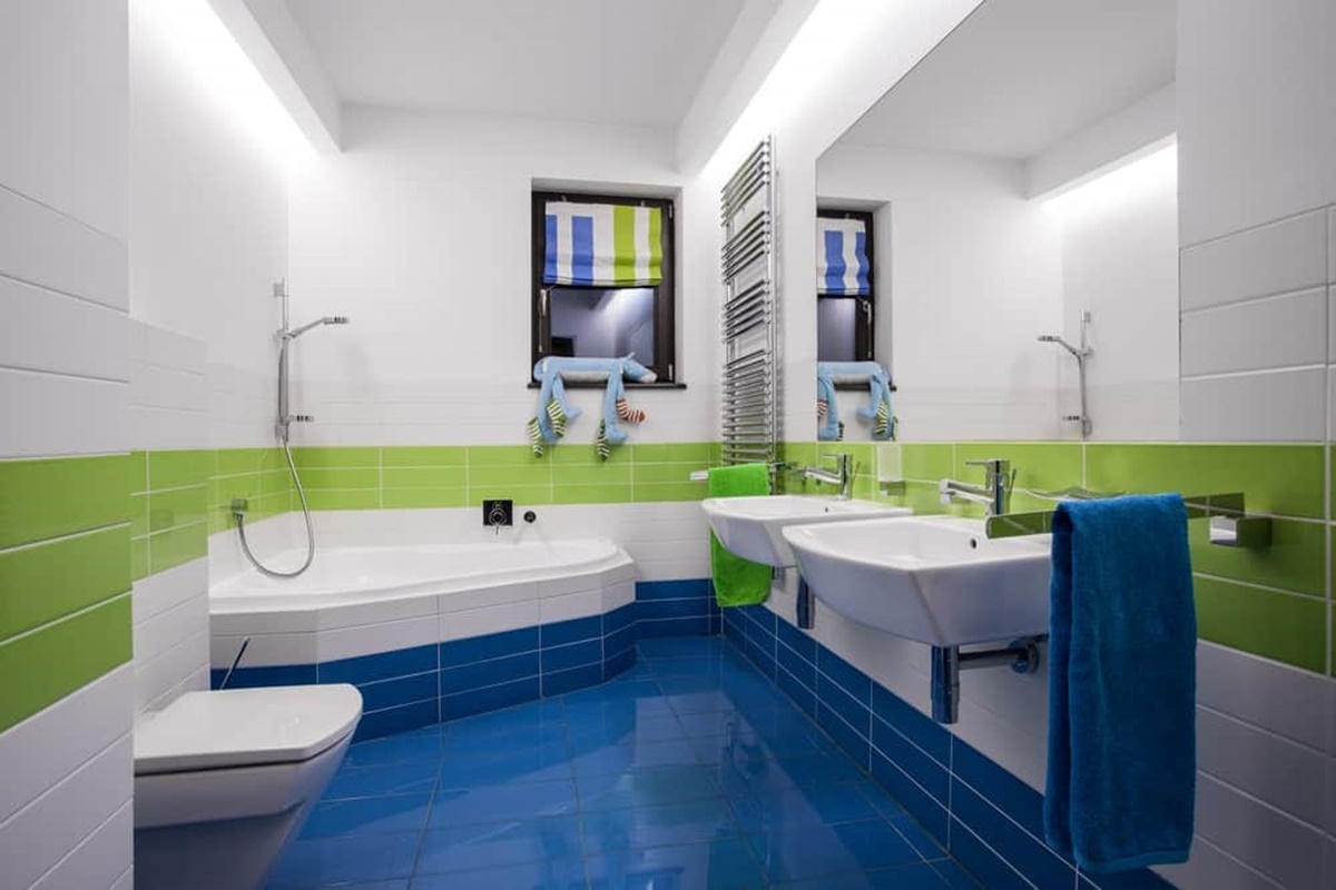 Desain Kamar Mandi Colorful dengan Bathtub