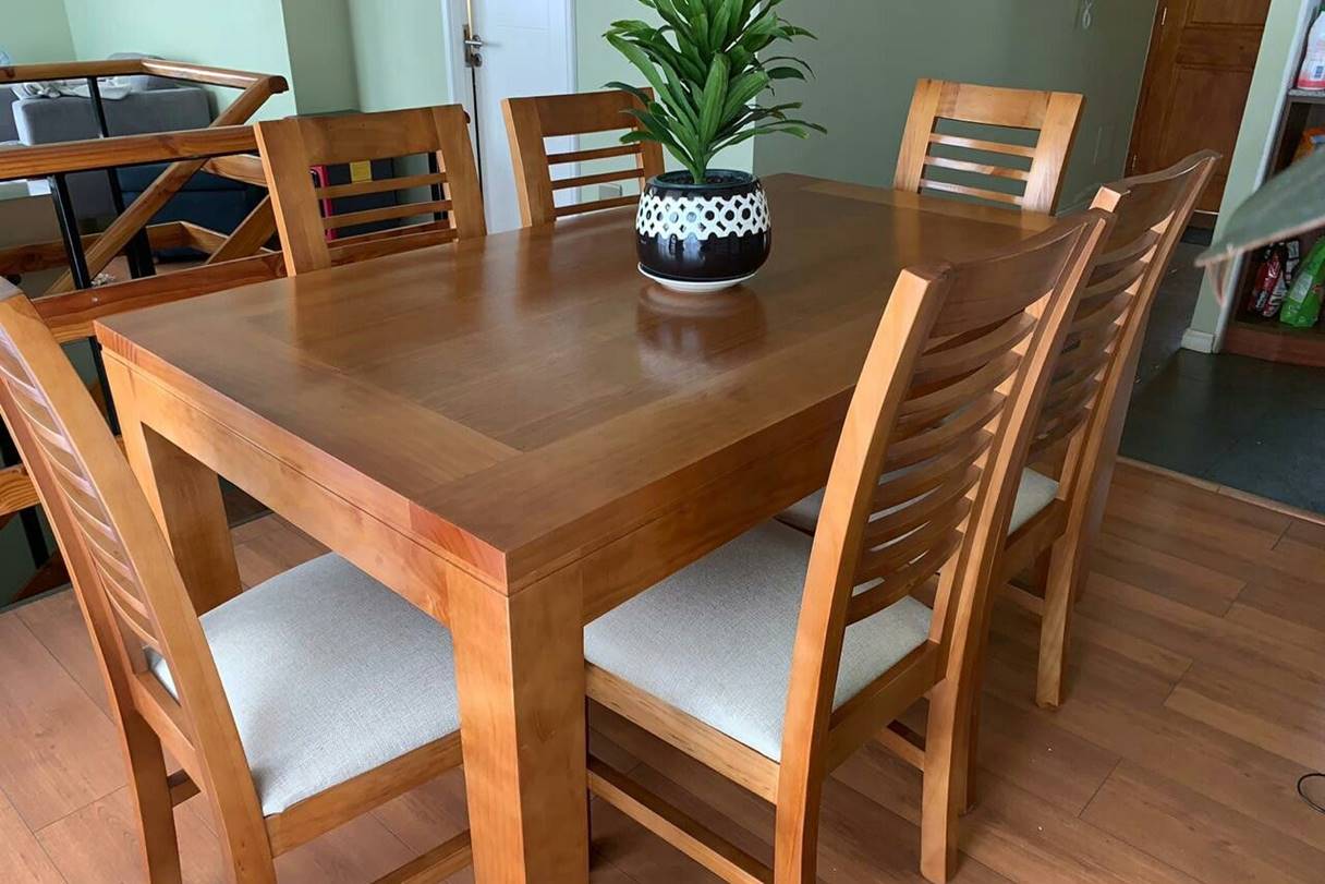 Meja Makan Sederhana dari Kayu Jati