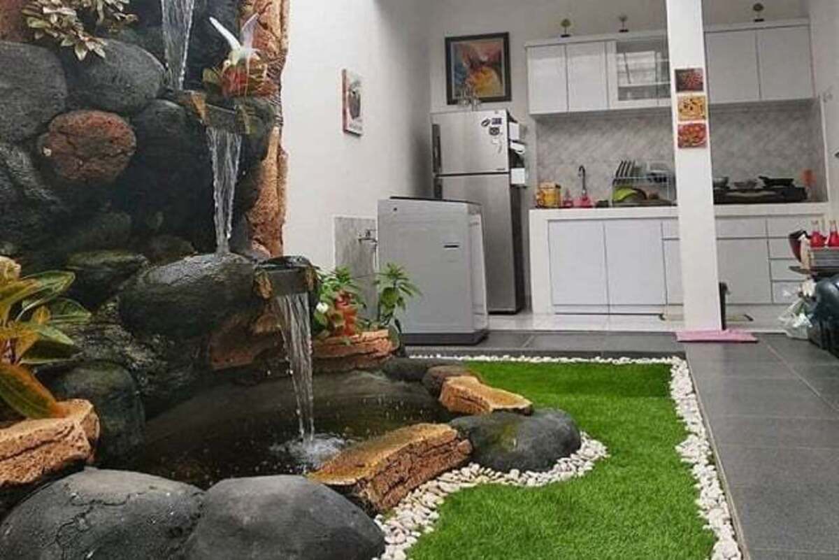 Taman Kecil dengan Air Terjun Mini
