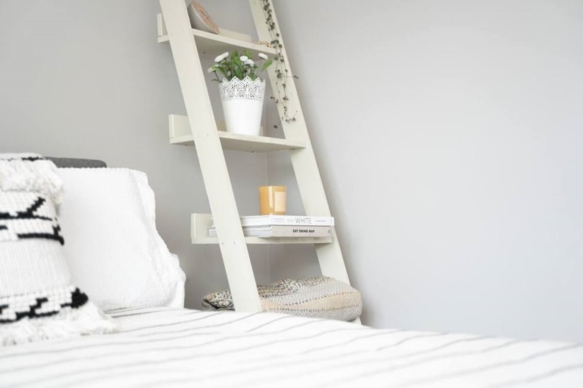 Rak Kamar Tidur Bentuk Tangga