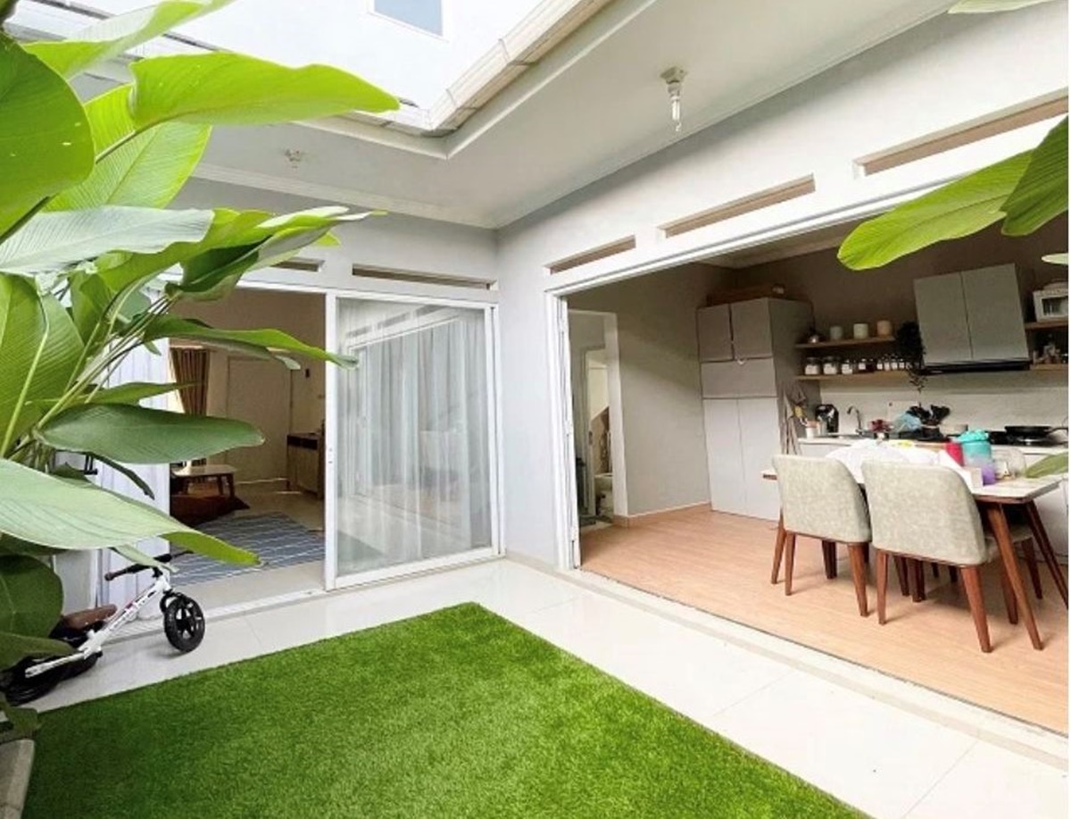 Desain Dapur Terbuka Semi Outdoor Menghadap Taman