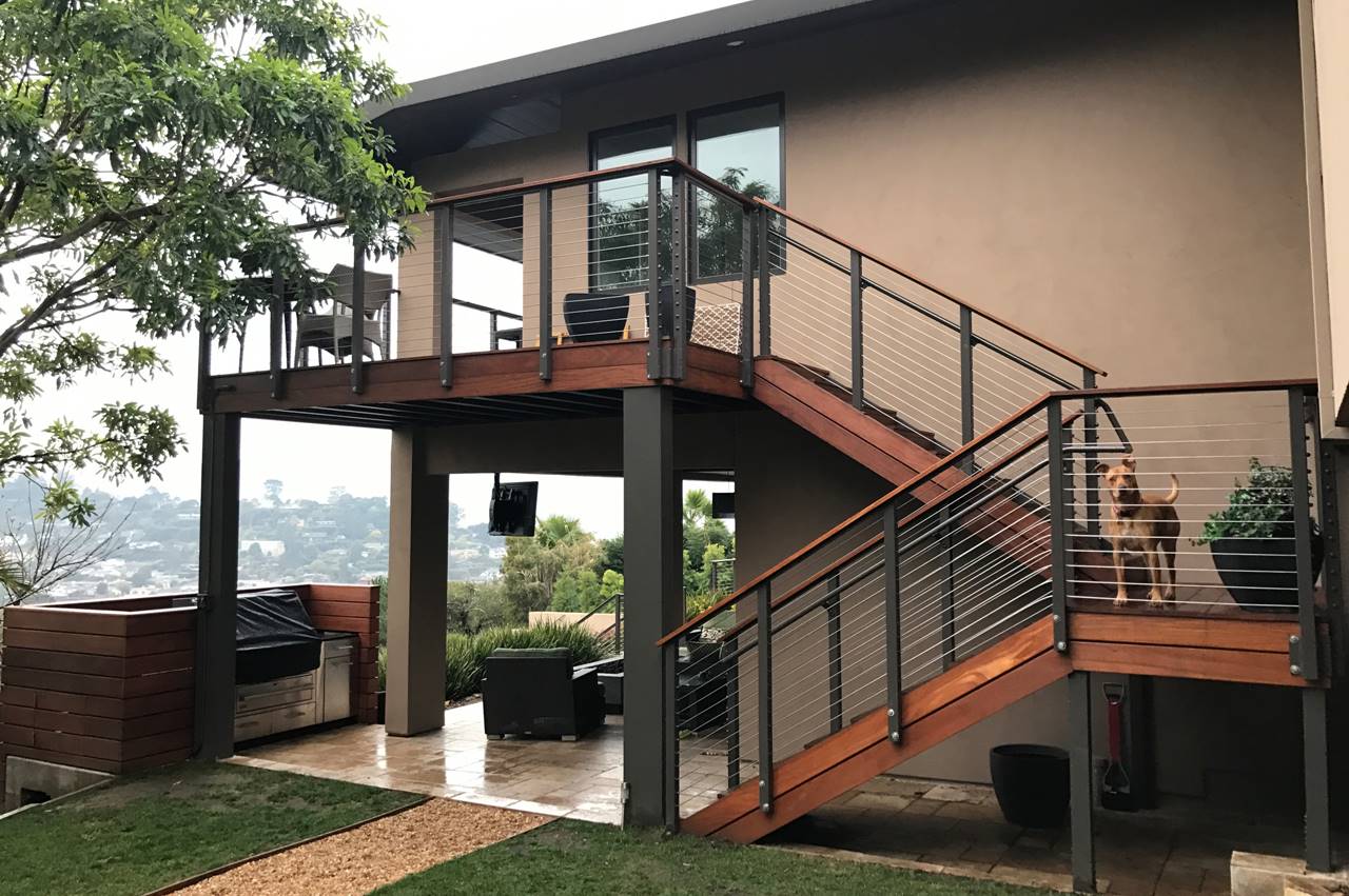 Desain Rumah 2 Lantai Tangga di Depan Rumah