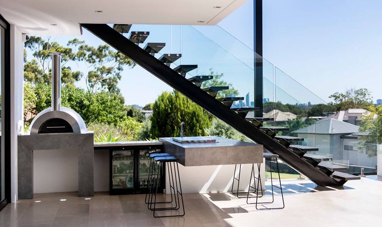 Desain Tangga Outdoor Minimalis di Depan Rumah