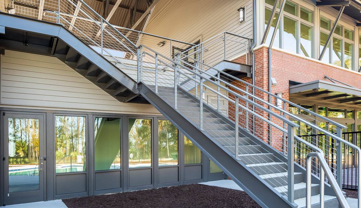 Kelebihan Tangga di Luar Rumah