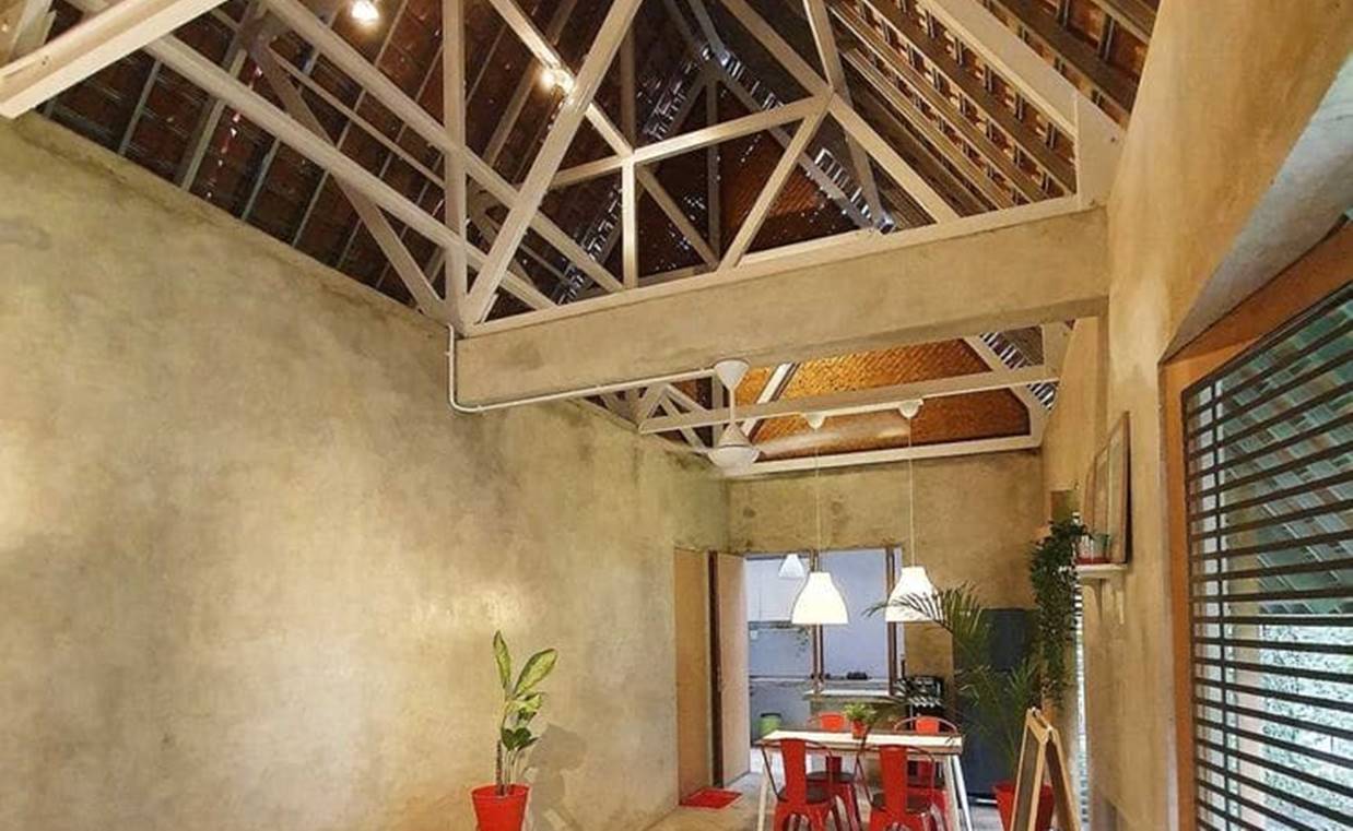 Rumah Sederhana Tanpa Plafon Gaya Tradisional