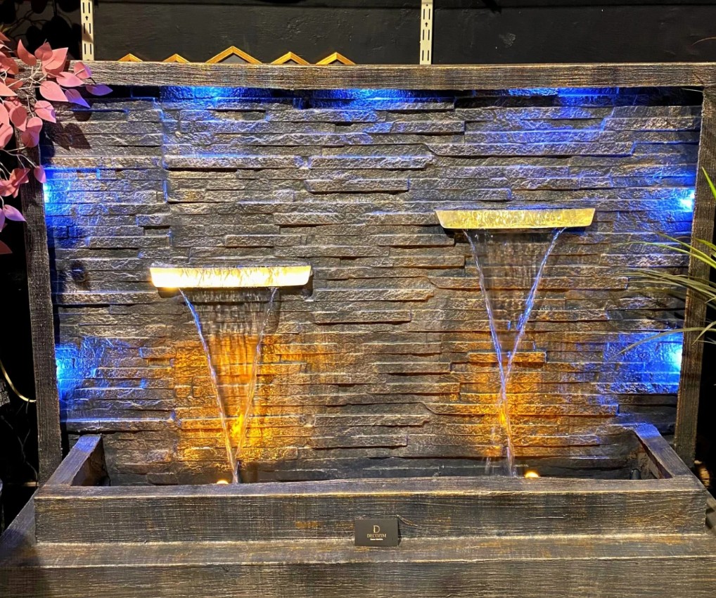 2. Desain Air Terjun Dinding dalam Rumah dengan Batu Alam dan LED