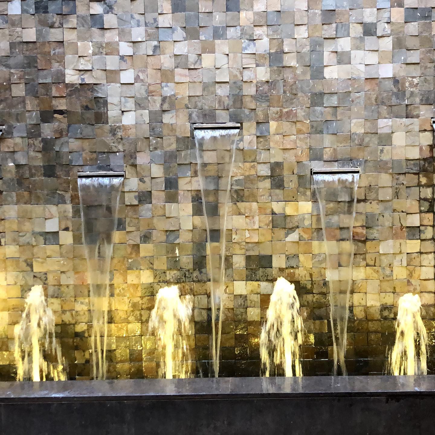 3. Desain Air Terjun Dinding dalam Rumah dengan Batu Alam