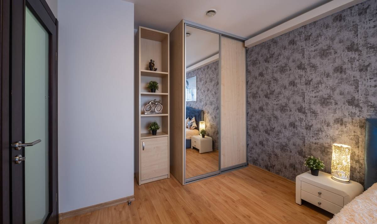 Desain Lemari Pakaian 2 Pintu dengan Cermin