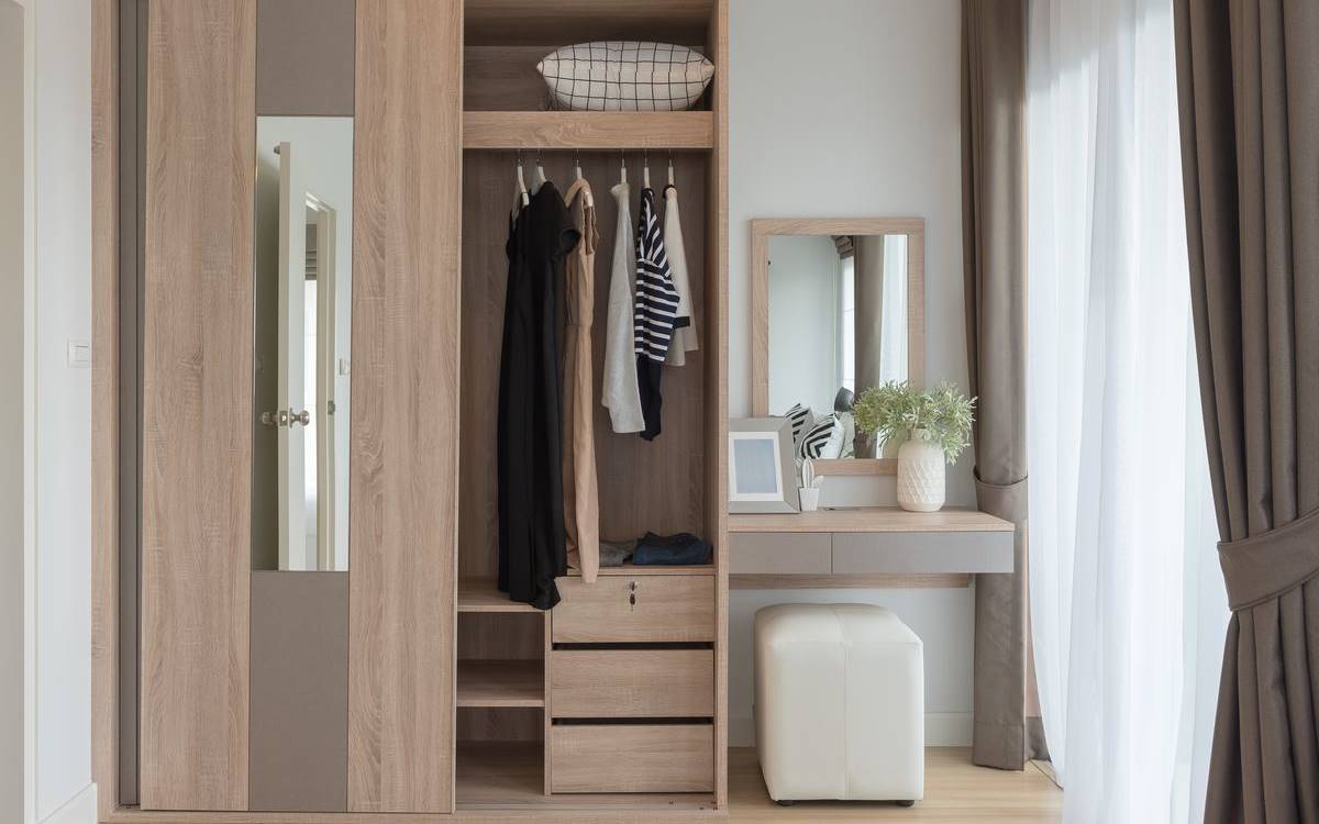 Desain Lemari Pakaian dan Meja Rias