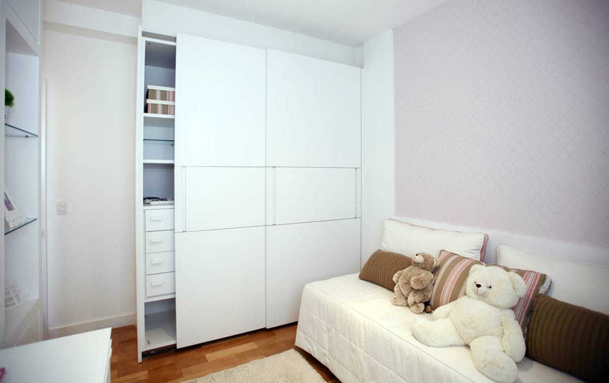 Desain Lemari Pakaian Sederhana dengan Pintu Geser