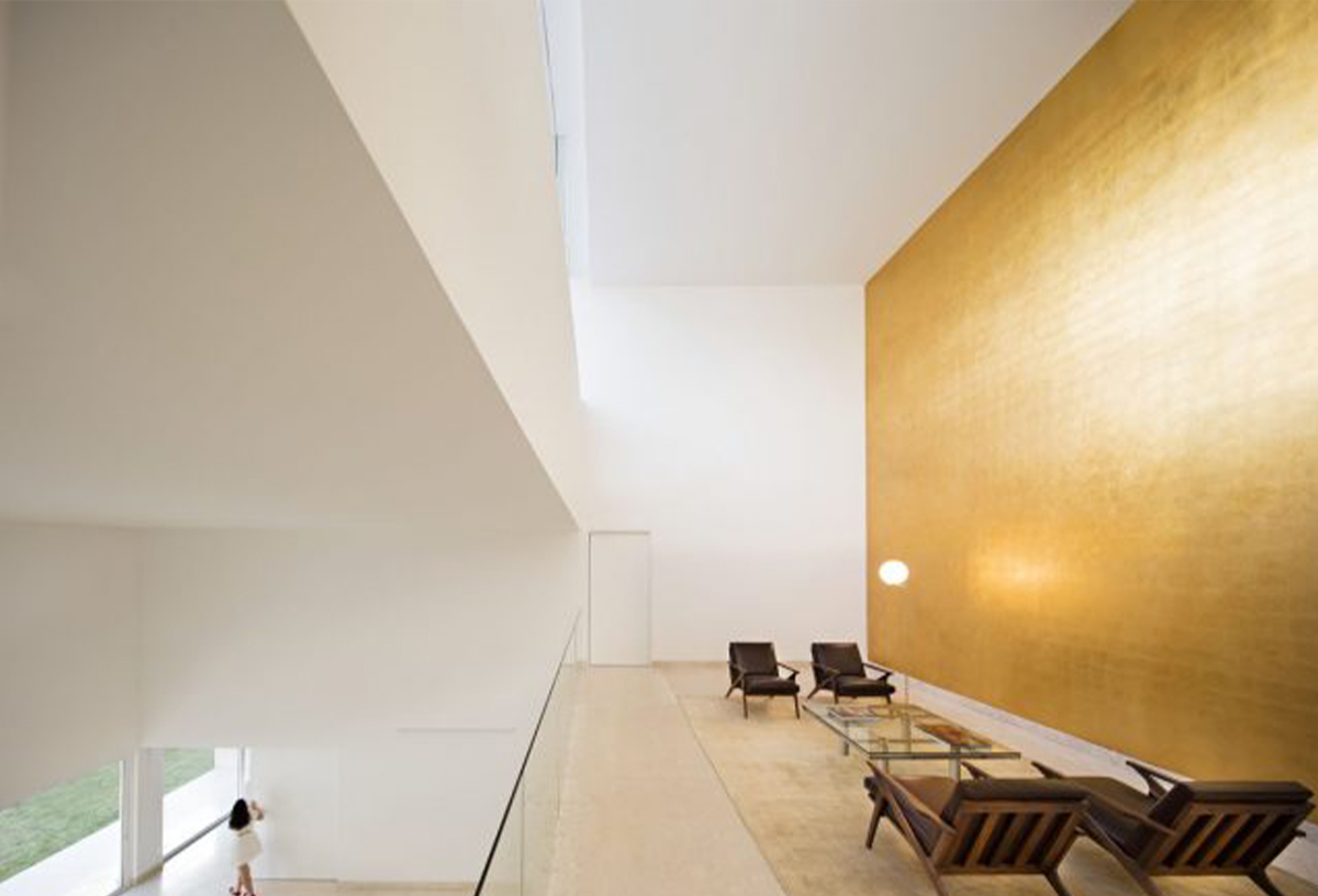 rumah tanpa jendela dengan dinding berwarna cerah