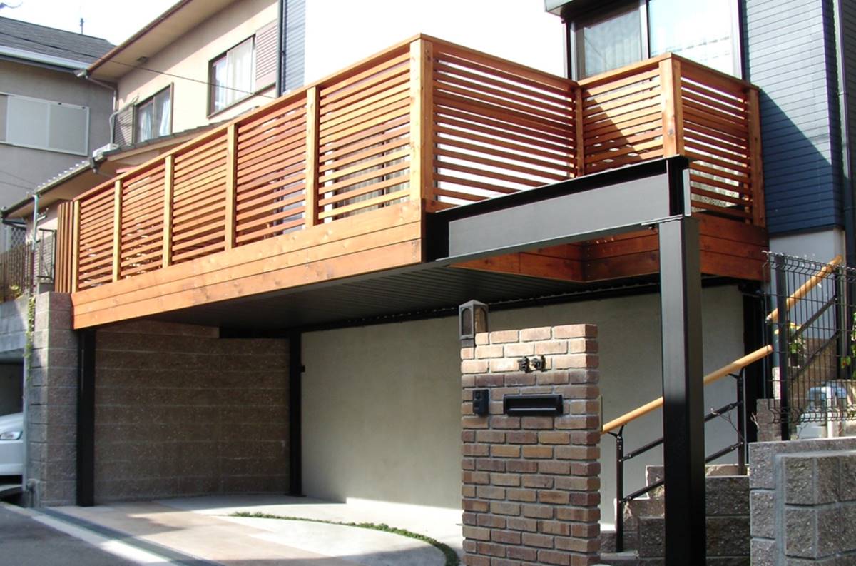 Desain Kanopi Lantai 2 dari Kayu