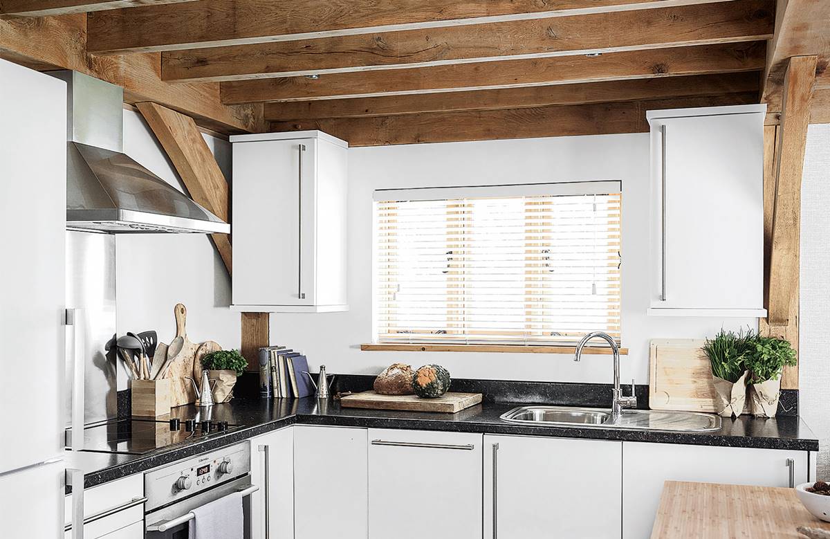 Desain Dapur Minimalis 2x3 dengan Elemen Kayu