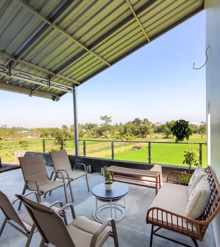1. Desain Kanopi Balkon Lantai 2 dengan Atap Miring