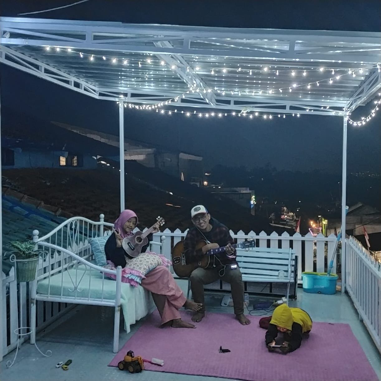 2. Desain Kanopi Balkon Lantai 2 dengan Hiasan Lampu