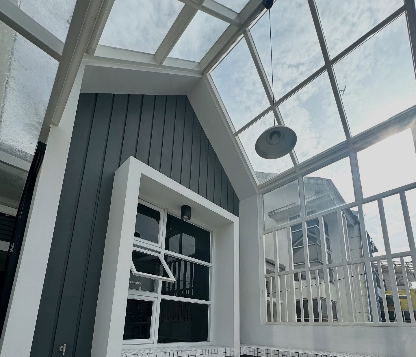 3. Desain Kanopi Balkon Lantai 2 dengan Material Kaca