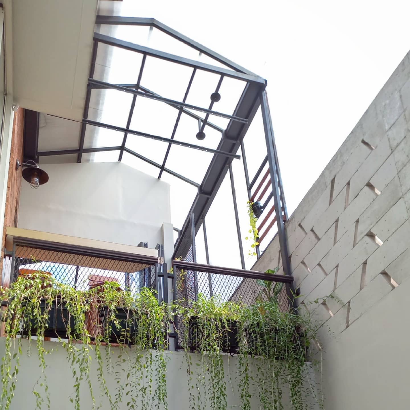 4. Desain Kanopi Balkon Lantai 2 dengan Material Polikarbonan