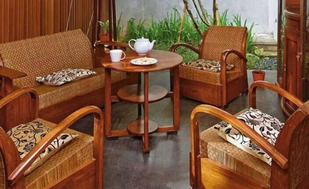 Desain Ruang Tamu di Teras Bergaya Jawa