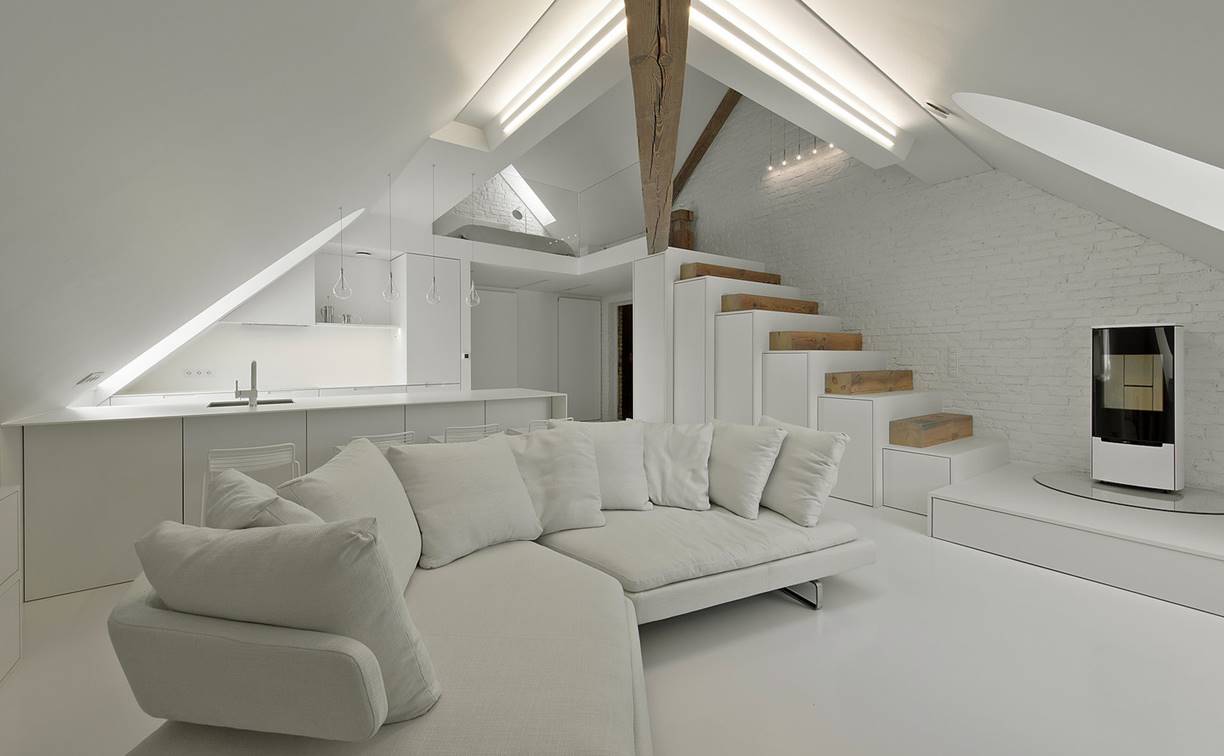 Lantai Mezzanine Minimalis Serba Putih