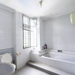 8 Inspirasi Bathtub Kamar Mandi Minimalis yang Hemat Tempat