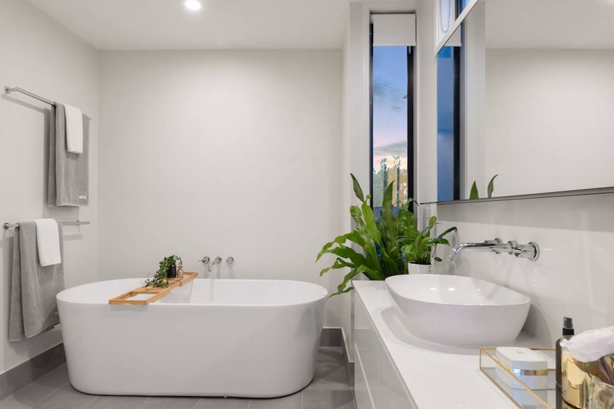 Desain Kamar Mandi Bathtub Minimalis Putih