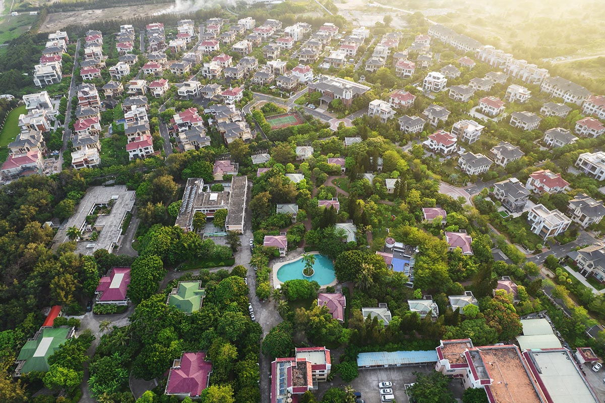 cek kondisi lingkungan sekitarnya