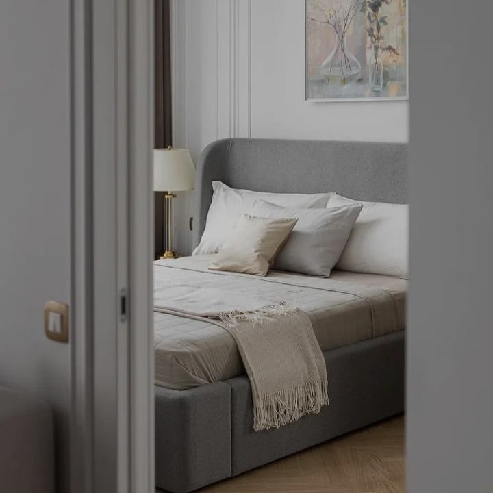 Desain Kamar Suami Istri Nuansa Abu-abu yang Lembut